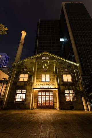 松山文創園區「鍋爐房」外觀，挑高的空間與高聳的煙囪為其特色。