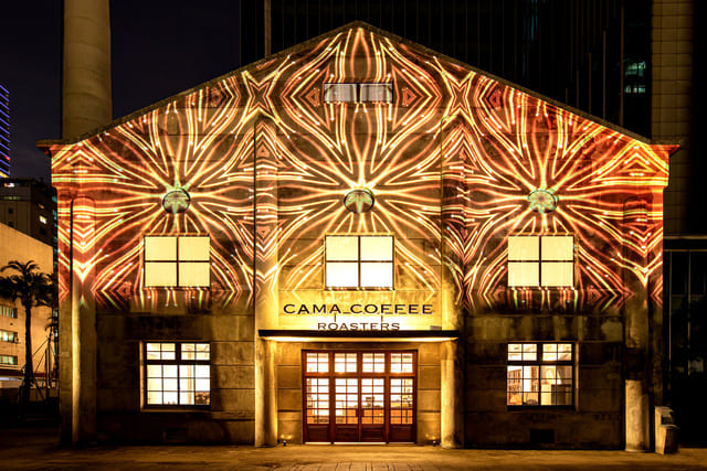 「CAMA COFFEE ROASTERS 豆留文青」夜間光雕秀。